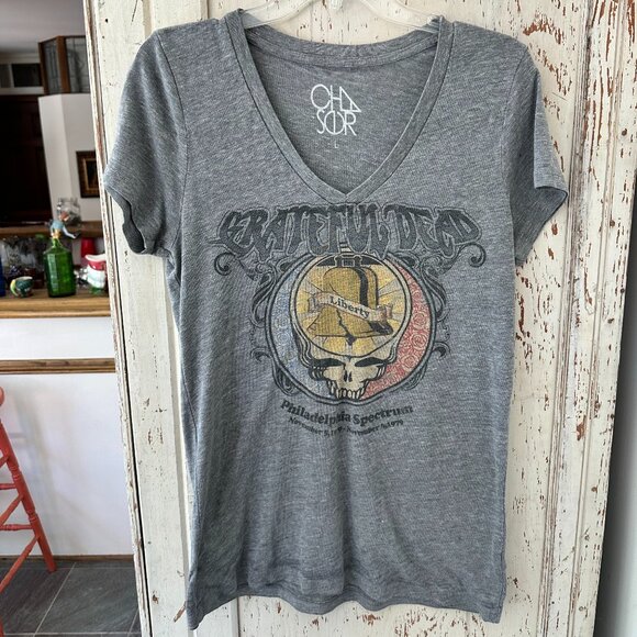 CHASER Tops - CHASER GRATEFUL DEAD V-NECK BAND TEE